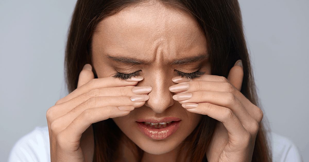 Mujer con las manos en el rostro debido al ardor en los ojos por una afección ocular