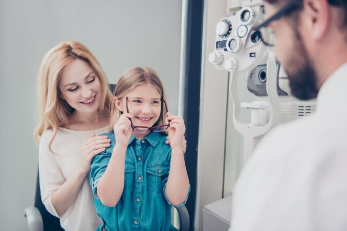 enfant atteint d'une myopie sévère et équipé de lunettes de vue