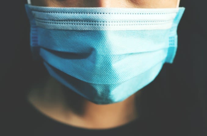 koronavirüs kırmızı gözleri olan cerrahi maske takan kadın