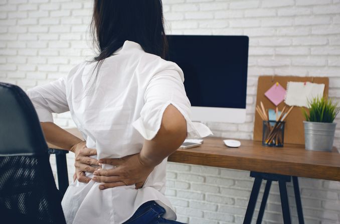 mujer con mala postura en la computadora