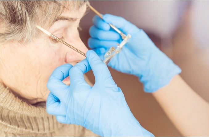 Frau mit Brille nach Kataraktoperation