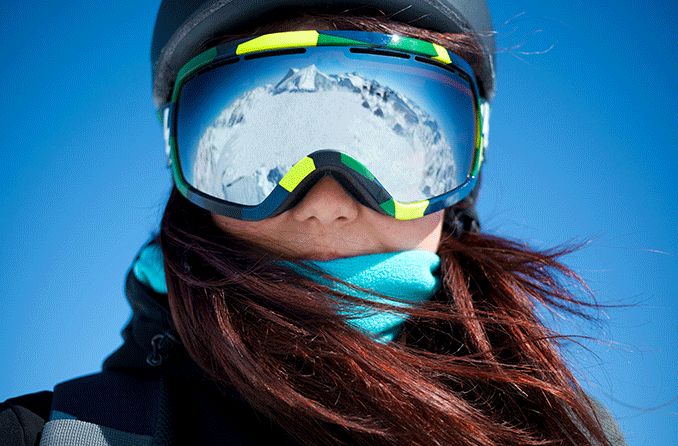 女人戴滑雪镜