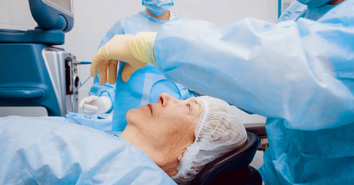 Femme subissant une opération de la cataracte