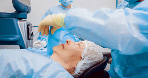 Женщина, перенесшая операцию по удалению катаракты