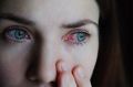 Mujer Con Dolor de Ojos Y Fiebre Por Coronavirus