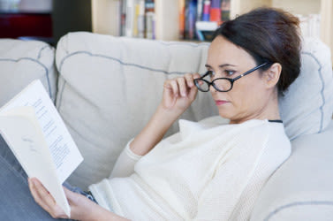 一个戴着眼镜的女人读书