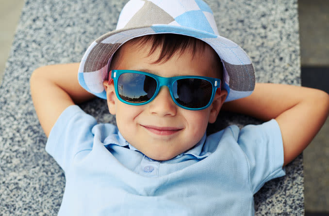 Niño con gafas de sol y sonriente