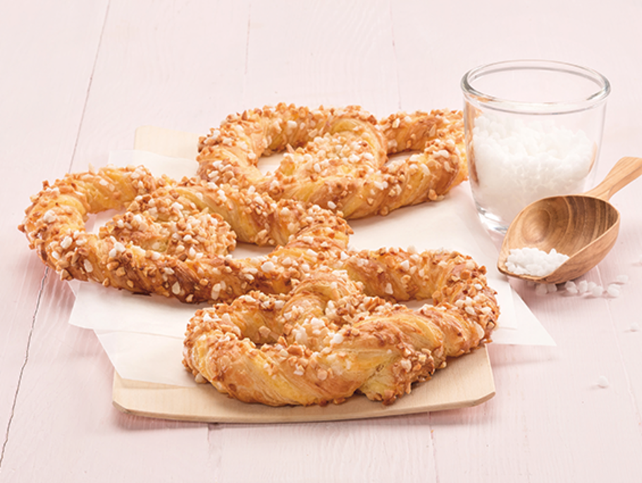 Mandelbrezel mit Cremefüllung