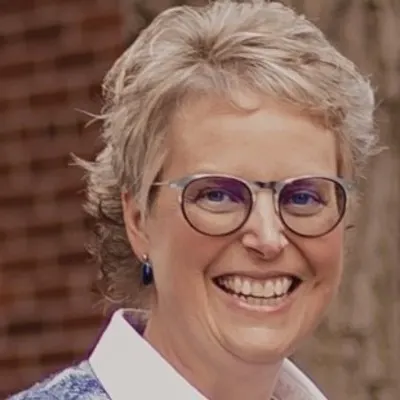 A professional photo of Lisa Hipple
