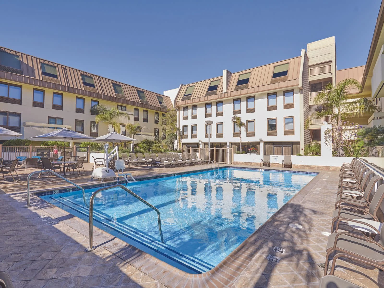 Pool area with daybeds at Riu Plaza Fisherman´s Warf San Francisco