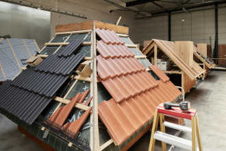 Ons opleidingscentrum beschikt over een grote praktijkruimte voor opleidingen op het gebied van hellende en platte daken. 