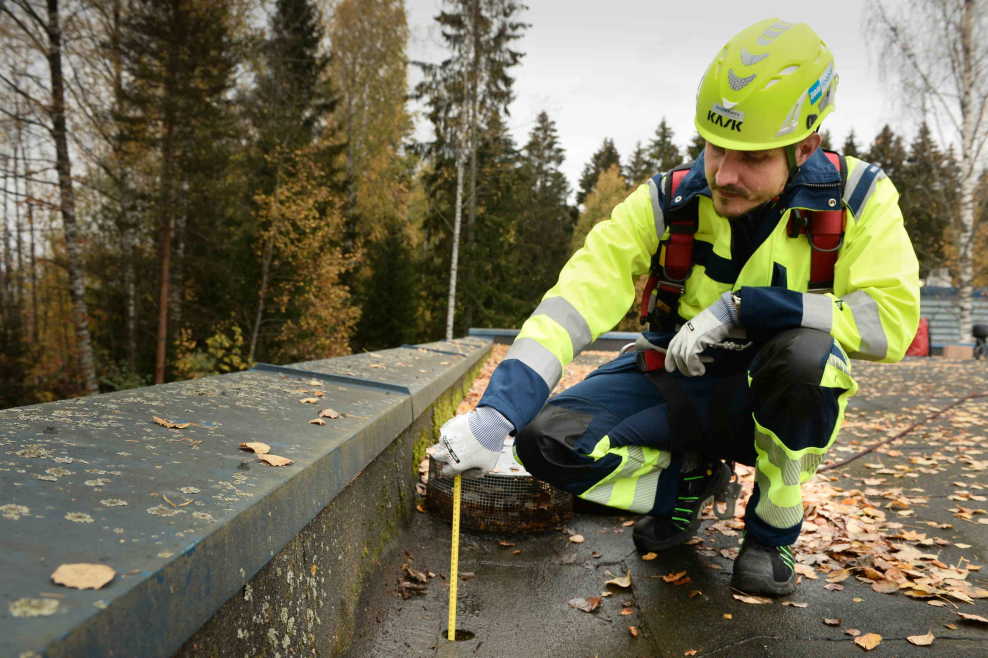 icopal katto oyn kattokuntotutkimuksen tekijä mittaa kattokaivoa katolla