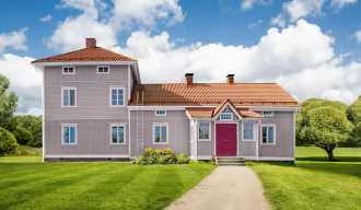 IMG - Ormax savitiilenpunainen kuva talosta edestä - 2400 px / 1393 px