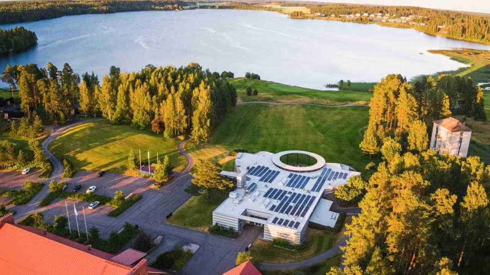 Kytäjä Golfin klubitalo ilmasta kuvattuna. Katolla ilmaa puhdistava Noxite-katto sekä aurinkopaneelit. Kuvaaja Jacob Sjöman.