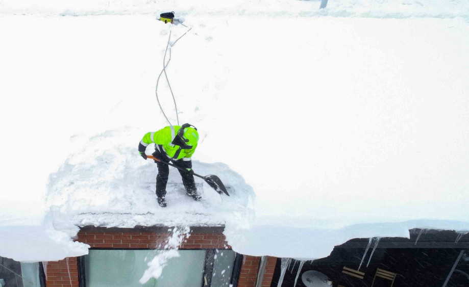 Icopal Katto Oyn lumenpudottaja pudottaa lunta katolta