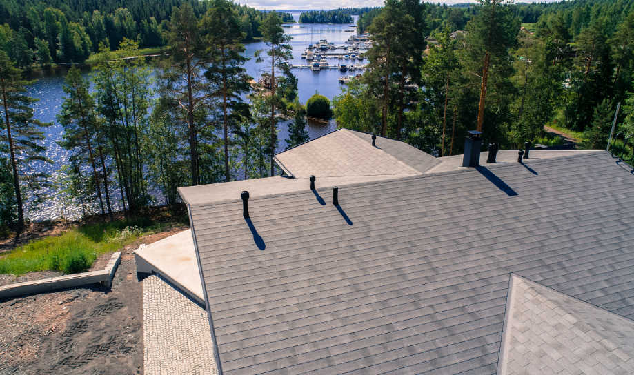 IMG - Plano XL palahuopakatto ylhäältä kuvattuna järvimaisemassa - 2000 px / 1336 px