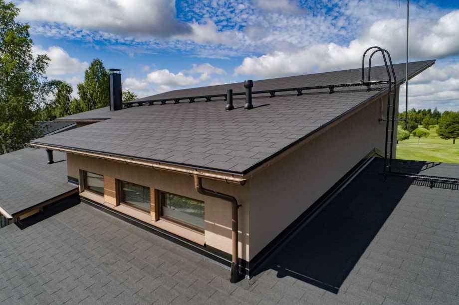 IMG - Plano XL -kattolaatta palahuopa musta antrasiitti talon katolla