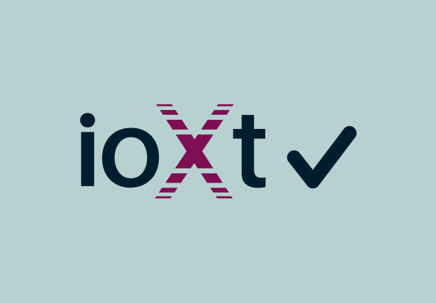 ioXt Alliance Logo mit Häkchen.
