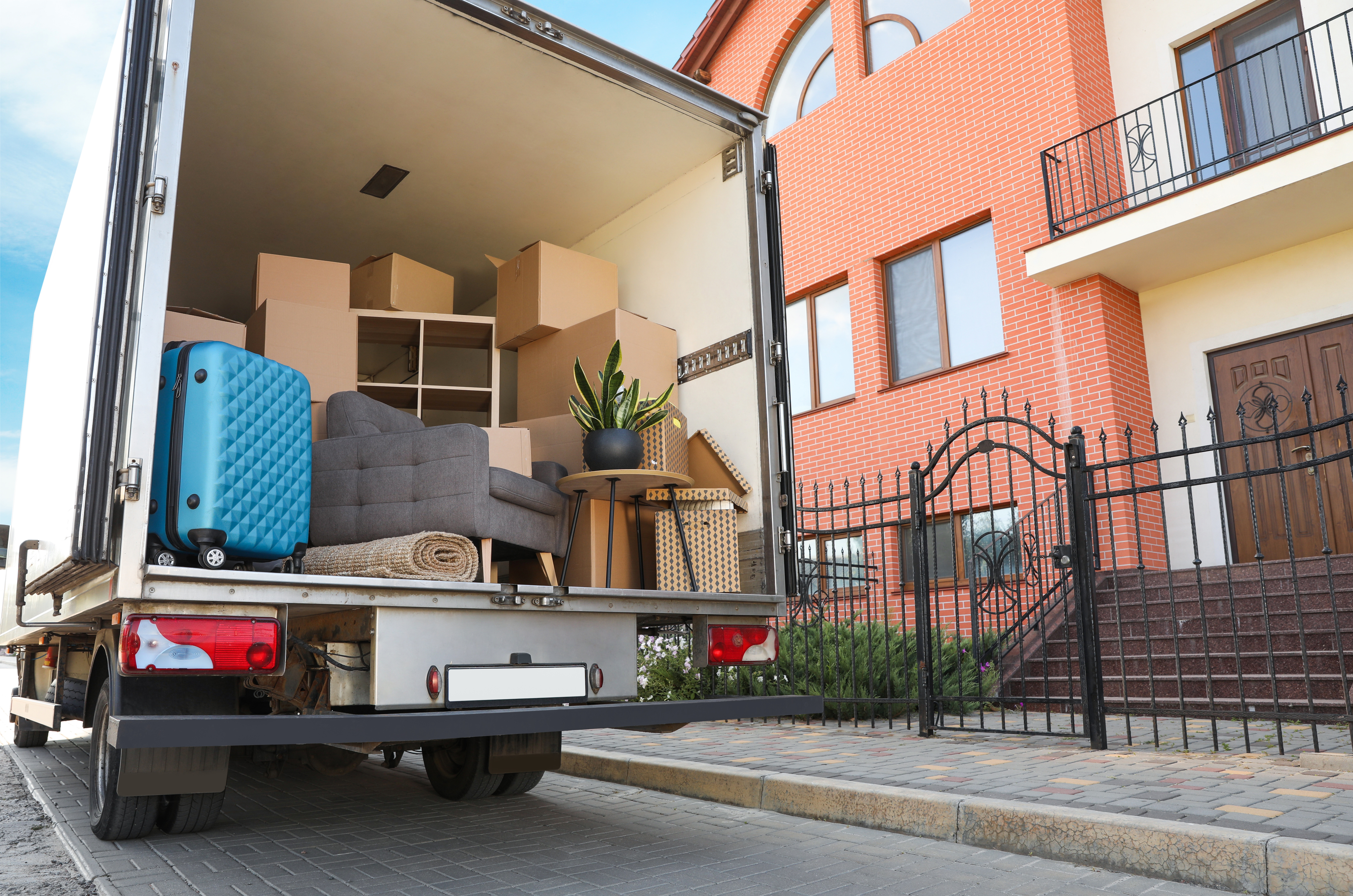 moving-truck-with-boxes