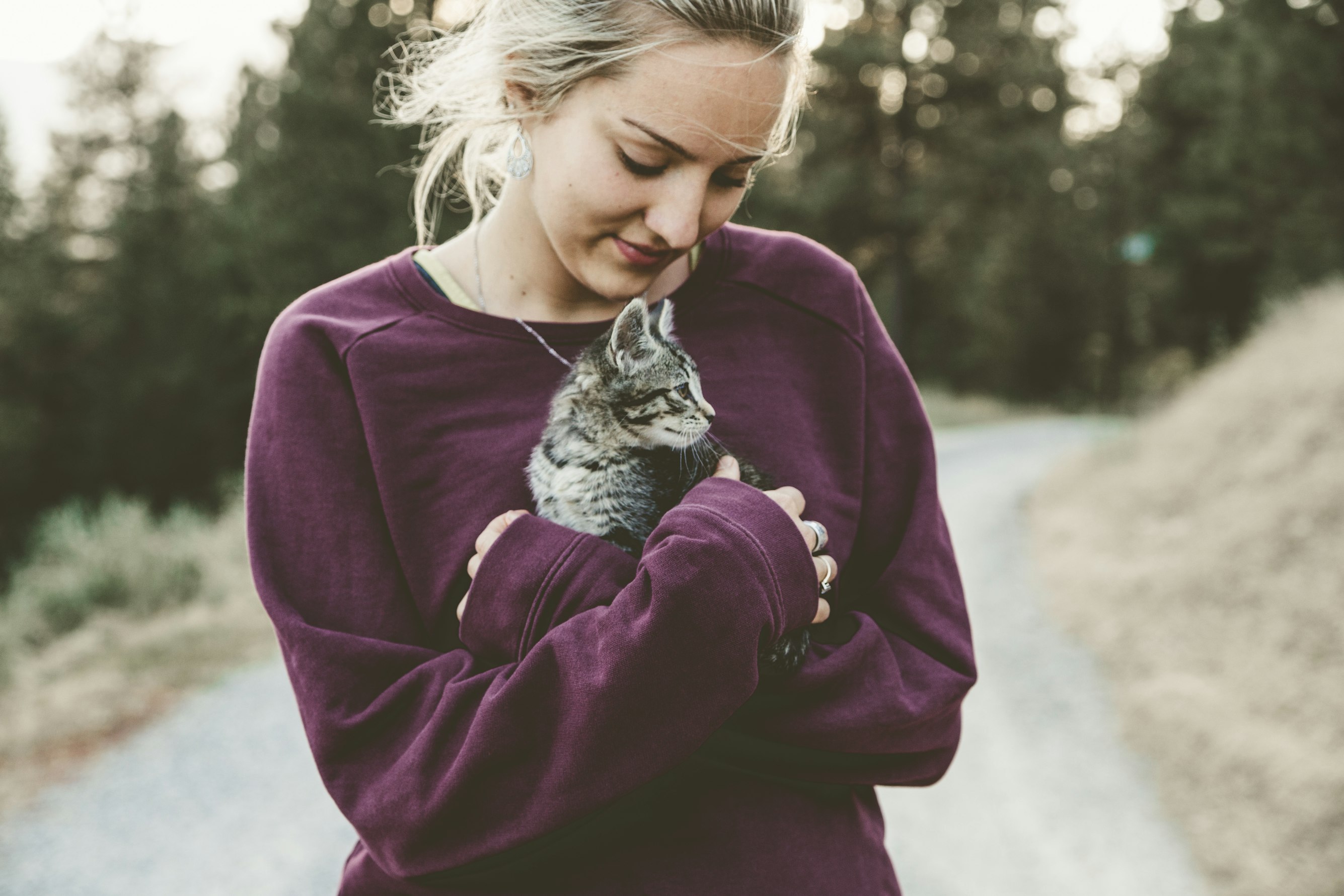 woman-holding-cat