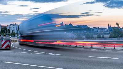 Welche Höchstgeschwindigkeit gilt für Lkw auf Landstraßen?