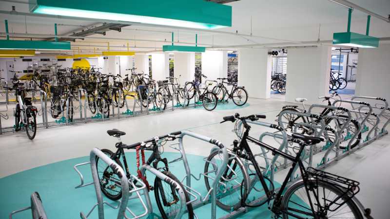Das Leitsystem der Karlsruher Fahrradstation ist nach Farben organisiert.