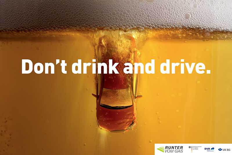 Ein Plakat zeigt ein Auto das in Bier versinkt. Ein Schriftzug schreibt: Don't Drink and drive. 