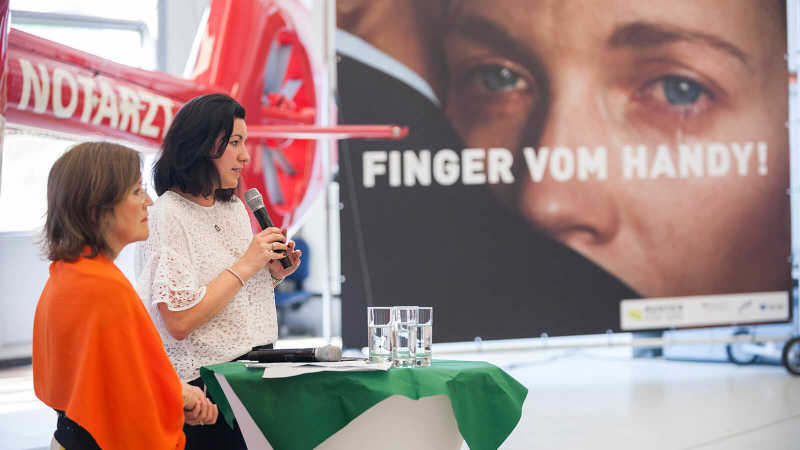 Dorothee Bär und Ute Hammer stellen die neuen Autobahnplakate 2017 vor.