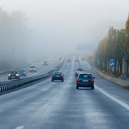 Man sieht eine wenig befahrene sechsspurige Autobahn.