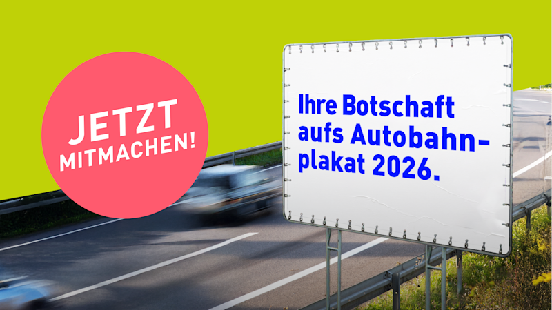 Dieses Platzhalter-Autobahnplakat der Kampagne „Runter vom Gas“ für das Jahr 2026 symbolisiert die zukünftigen Plakate, die durch die aktive Beteiligung der Öffentlichkeit mitgestaltet werden. Es lädt zur Teilnahme an der Kampagne ein.