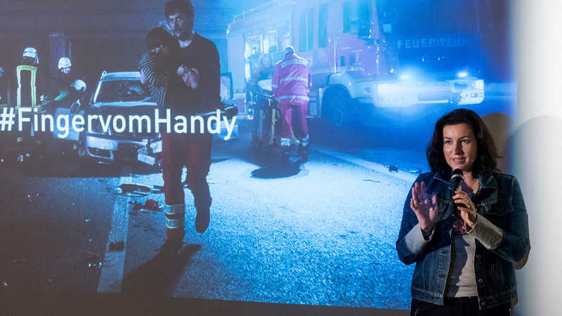 Dorothee Bär präsentiert den Kinospot der Aktion #FingervomHandy.