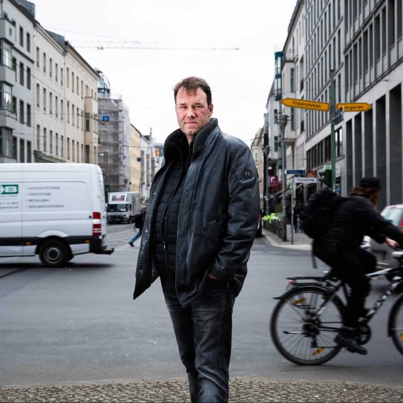 Verkehrspsychologe Haiko Ackermann steht vor einer Straßenkreuzung in Berlin.