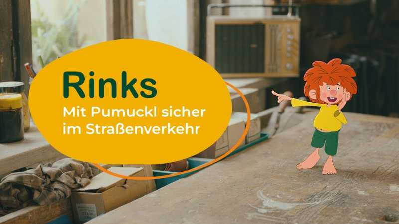 Pumuckl ist ein kleiner Kobold mit roten Haaren, gelbem Oberteil und grüner Hose. Er steht auf einer Holzwerkbank und zeigt auf eine orange Sprechblase. Darauf steht: „Rinks – Mit Pumuckl sicher im Straßenverkehr“.