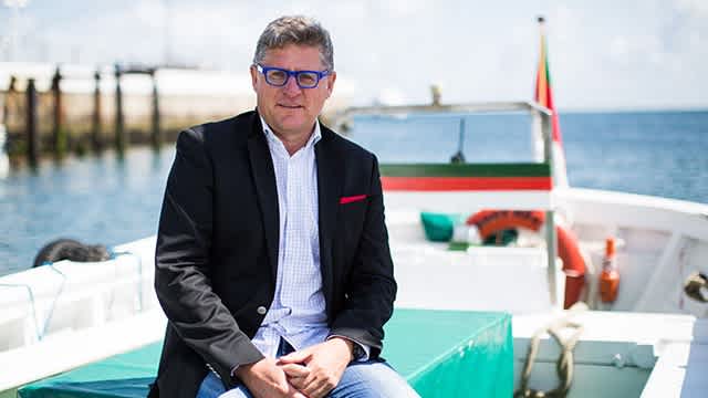 Der Bürgermeister von Helgoland, Jörg Singer, sitzt auf einem Boot.