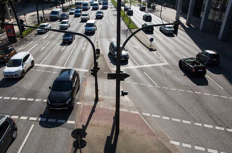 Man sieht eine vielspurige Kreuzung mit Ampeln und Verkehrskameras von oben.