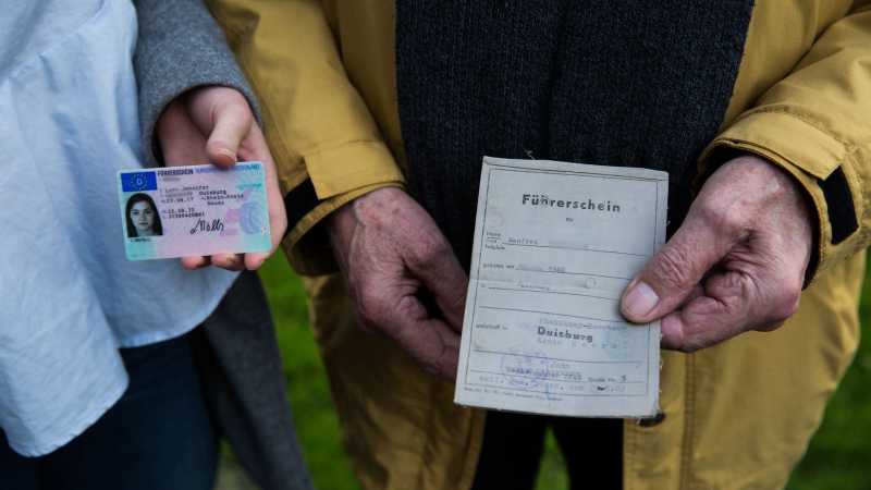 Großvater Manfred und Fahranfängerin und Enkelin Lucy zeigen ihre ersten Führerscheine: Manfreds ist fast 60 Jahre älter.