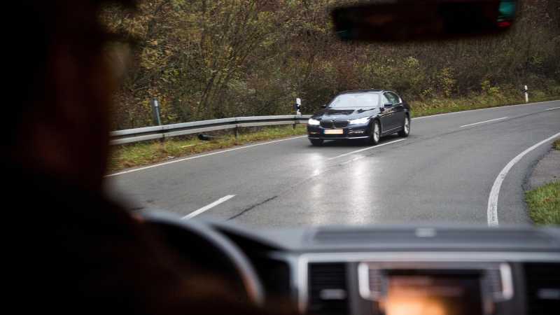 Das Bild zeigt Björn P. bei der Fahrt. Auf der Gegenspur fährt ihm ein Fahrzeug entgegen. 