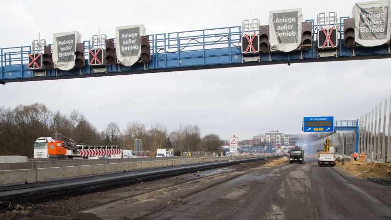 Das Bild zeigt die Baustelle auf der A7, bei der die Fahrbahndecken abgetragen sind.