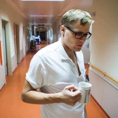 Unfallchirurg Florian Kunz macht eine Pause und trinkt Kaffee.