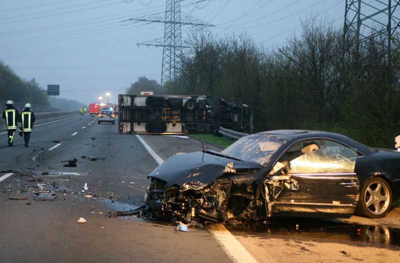 Die Überreste zweier verunglückter Autos auf der Autobahn.