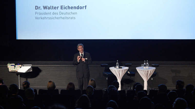 Juror Dr. Walter Eichendorf redet auf einer Bühne.
