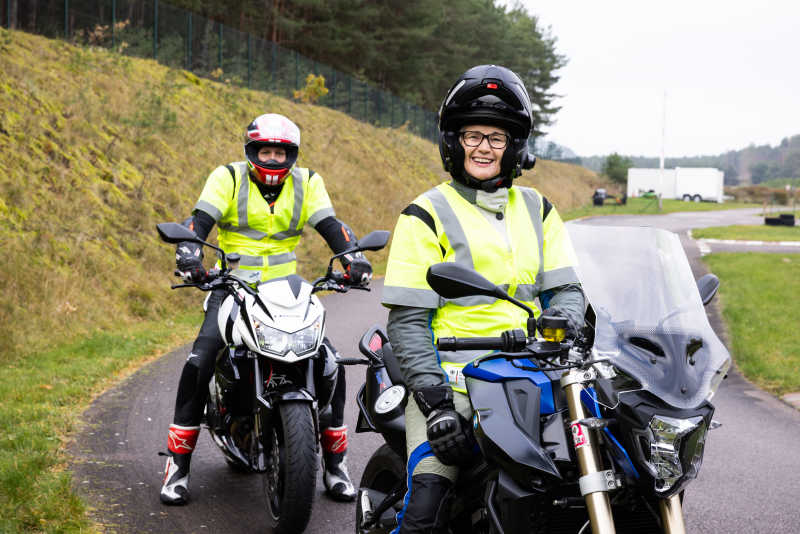 Die Teilnehmenden Annette und Dirk sitzen auf ihren Motorrädern.