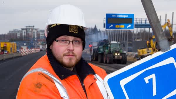 Das Bild zeigt Baustellenarbeiter Pascal Zich bei seiner Arbeit auf der Baustelle an der A7.