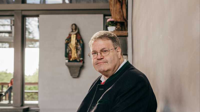 Ein Porträt des Pater Wolfram Hoyer, der in der Autobahnkirche arbeitet.