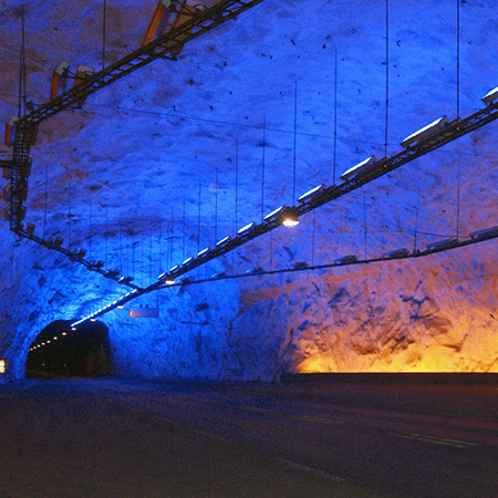 Das Bild zeigt den Laerdaltunnel in Norwegen mit steinigen Wänden.
