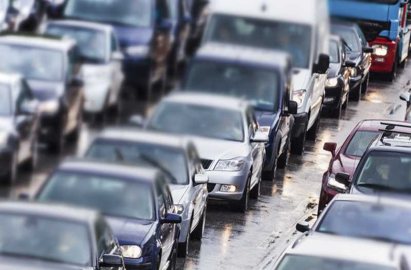 Autos stehen auf einer dreispurigen Autobahn im Stau. 