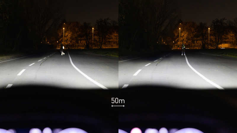 Eine Collage aus zwei Bildern zeigt eine Frau in heller Kleidung, die in 50 Metern Entfernung eine Straße überquert. Auf dem rechten Bild trägt sie eine Warnweste, auf dem linken einen retroreflektierenden Rucksack. Sie ist gut zu erkennen.