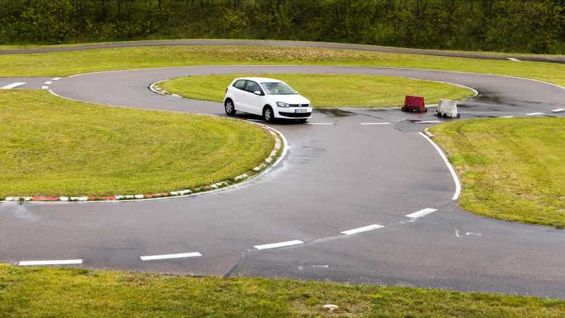 Langsam bewegt sich Moritz durch das erste Hindernis: eine Kartbahn. 