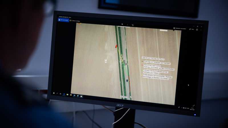 Man sieht einen Computerbildschirm mit einer Aufnahme des Unfallortes, auf dem Linien eingezeichnet sind.