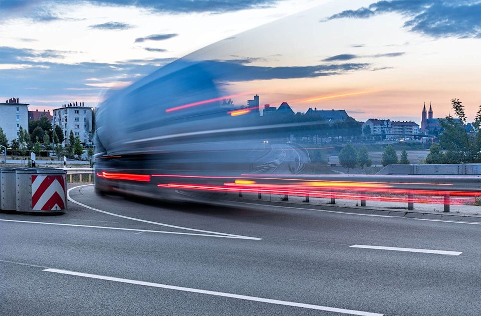 Wo Ist Schnelles Fahren Besonders Gefährlich Grund für Unfälle: zu schnell Auto fahren | Runter vom Gas